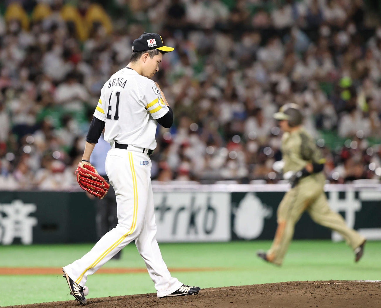 ソフトバンク対西武　4回表西武2死一、二塁、山川（右）に3点本塁打を浴びてうつむく千賀（撮影・梅根麻紀）