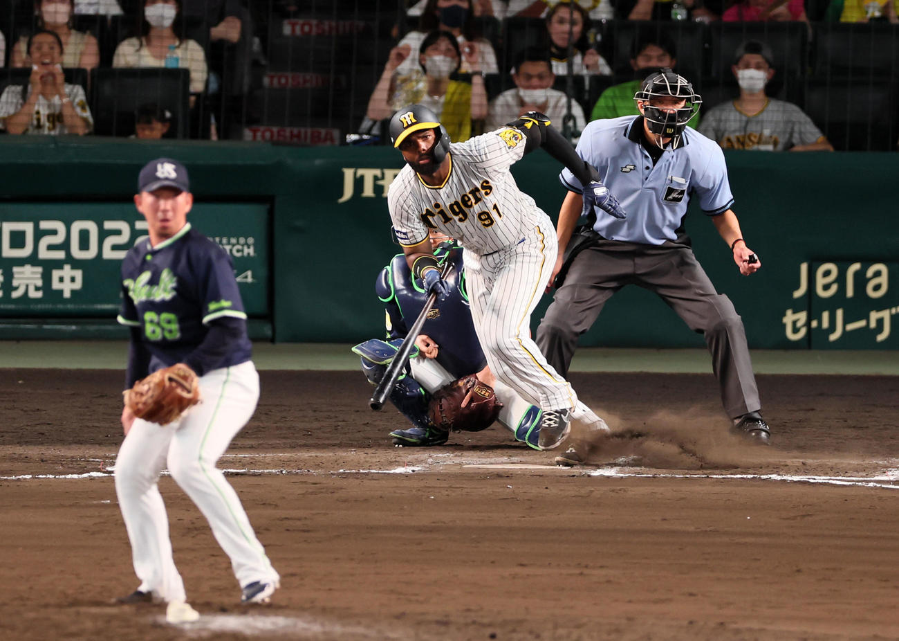 阪神対ヤクルト　8回裏阪神無死二塁、ロドリゲスは左前適時打を放つ（撮影・加藤哉）