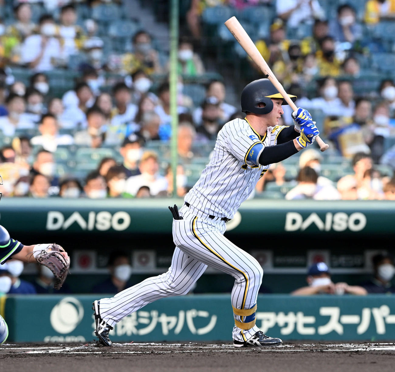 阪神対ヤクルト　1回裏阪神無死一、三塁、近本は先制の右前適時打を放つ（撮影・前岡正明）