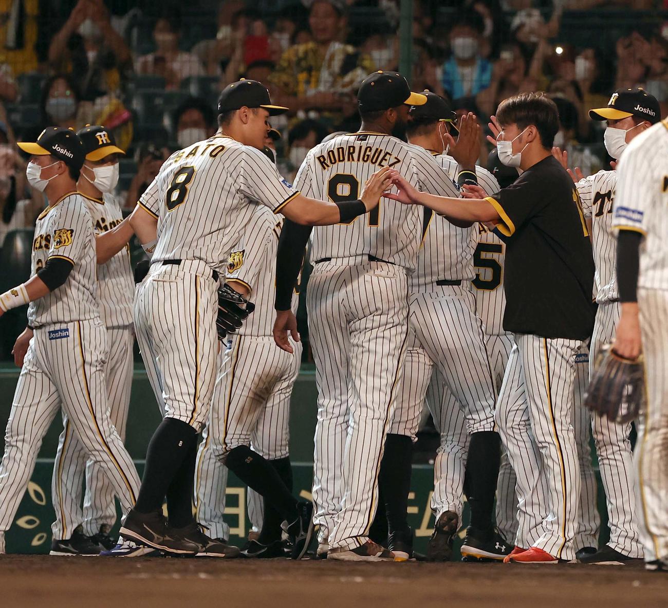 阪神対ヤクルト　西勇（右）は佐藤輝から勝利球をもらう（撮影・上田博志）