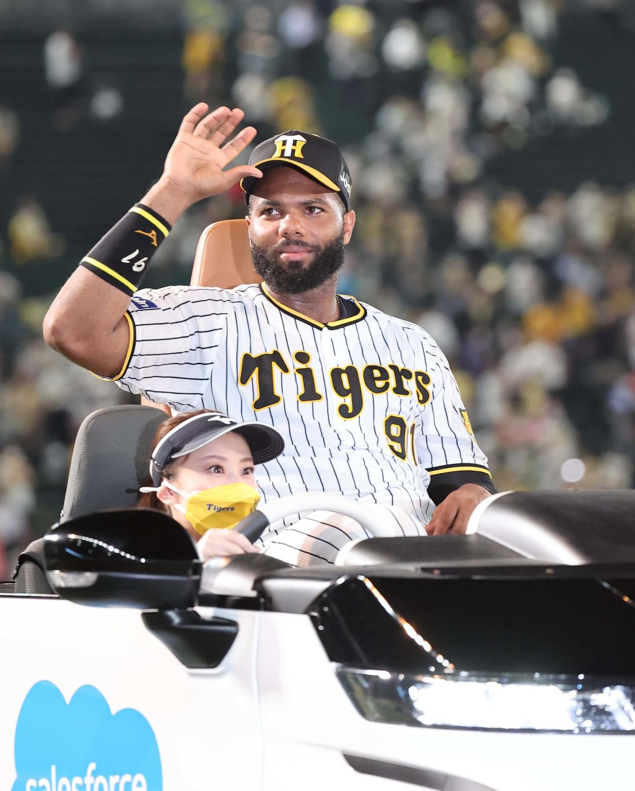 阪神対ヤクルト　ヒーローのロドリゲスはリリーフカーに乗って場内を1周する（撮影・上田博志）