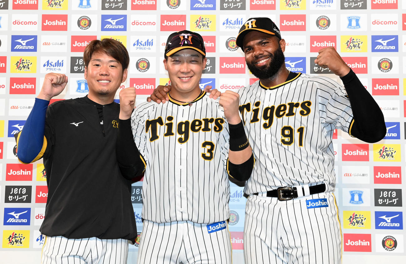 阪神対ヤクルト　ヒーローインタビューでガッツポーズを見せる左から西勇、大山、ロドリゲス（代表撮影）