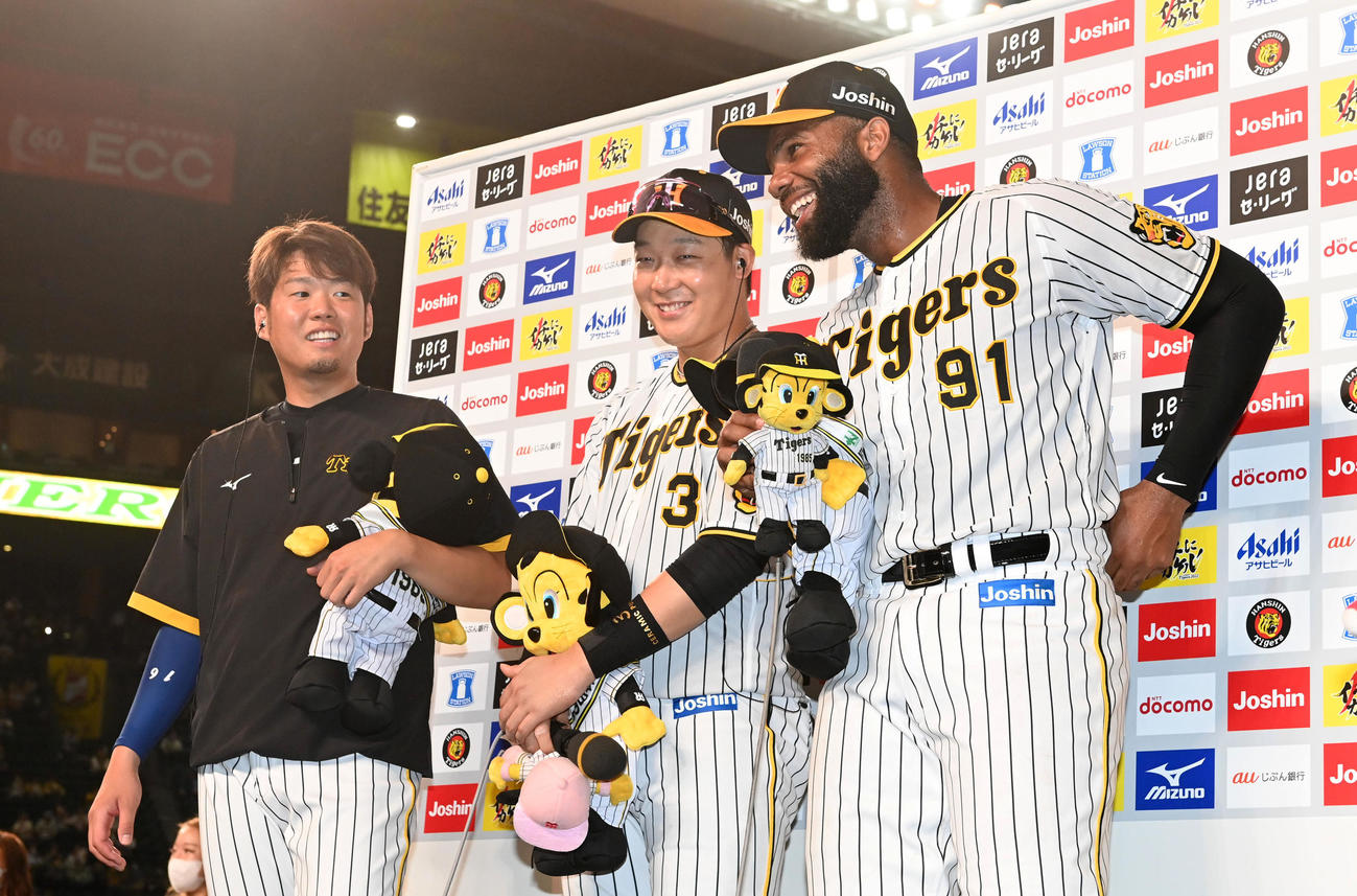 阪神対ヤクルト　ヒーローインタビューでガ笑顔を見せる左から西勇、大山、ロドリゲス（代表撮影）