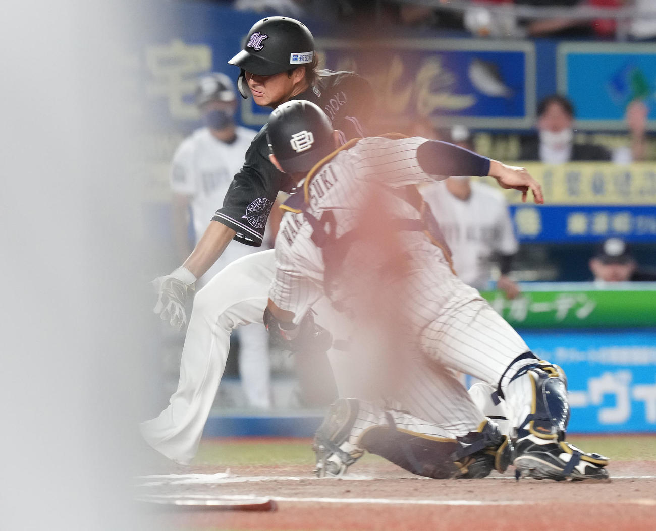 ロッテ対オリックス　11回裏ロッテ2死一、二塁、菅野の左前打で生還を試みるもアウトになる二塁走者藤岡。捕手若月（撮影・鈴木みどり）