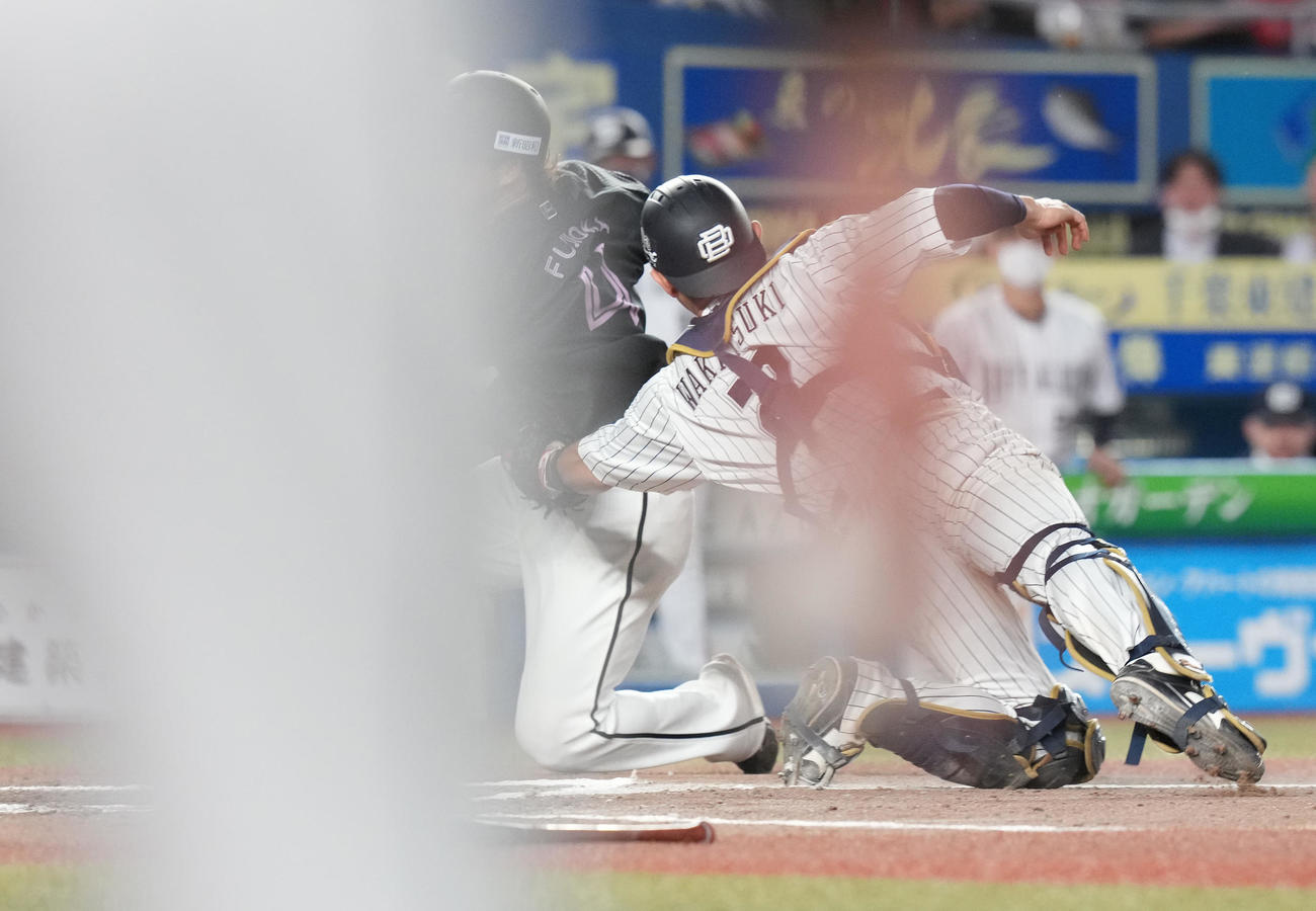 ロッテ対オリックス　11回裏ロッテ2死一、二塁、菅野の左前打で生還を試みるもアウトになる二塁走者藤岡。捕手若月（撮影・鈴木みどり）