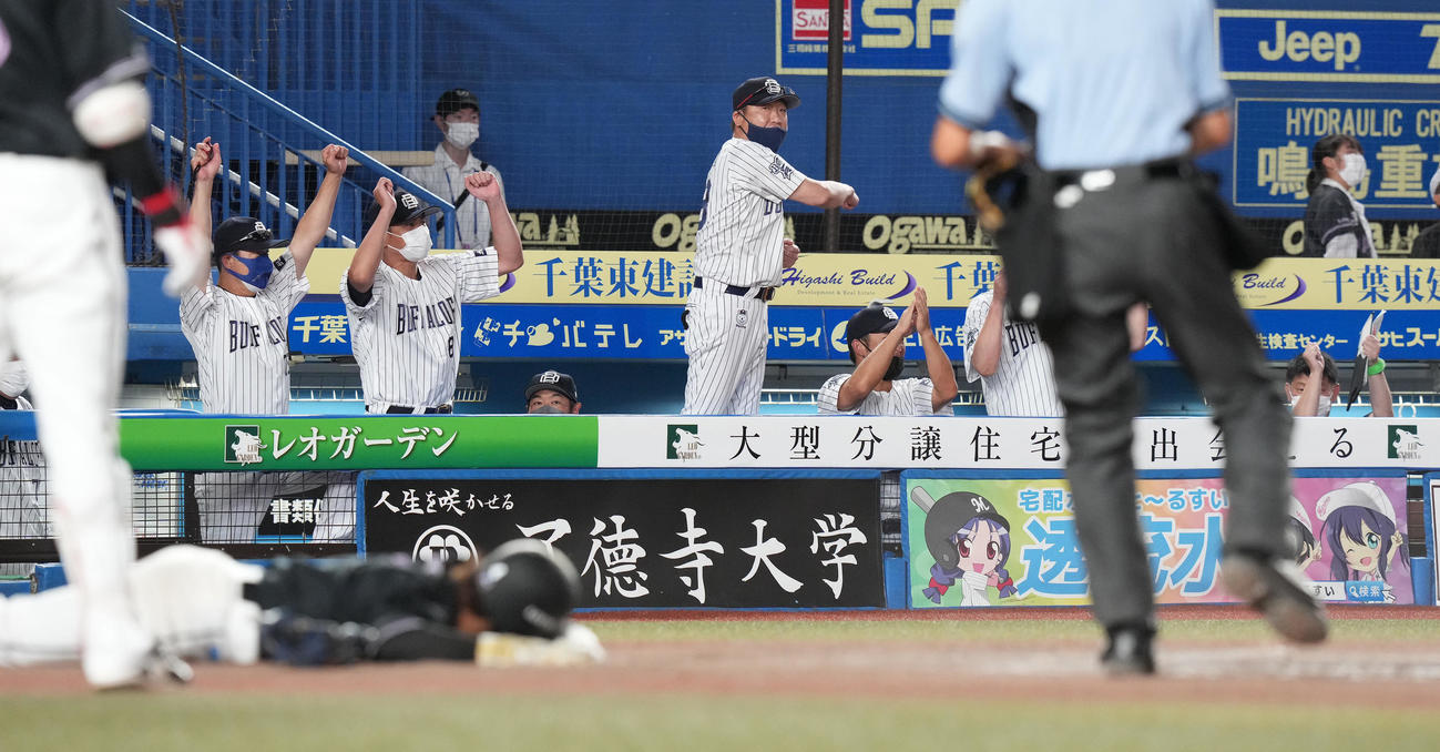 ロッテ対オリックス　11回裏ロッテ2死一、二塁、菅野の左前打で生還を試みた二塁走者藤岡をアウトにし、ベンチで大きくガッツポーズする中嶋監督（中央）（撮影・鈴木みどり）