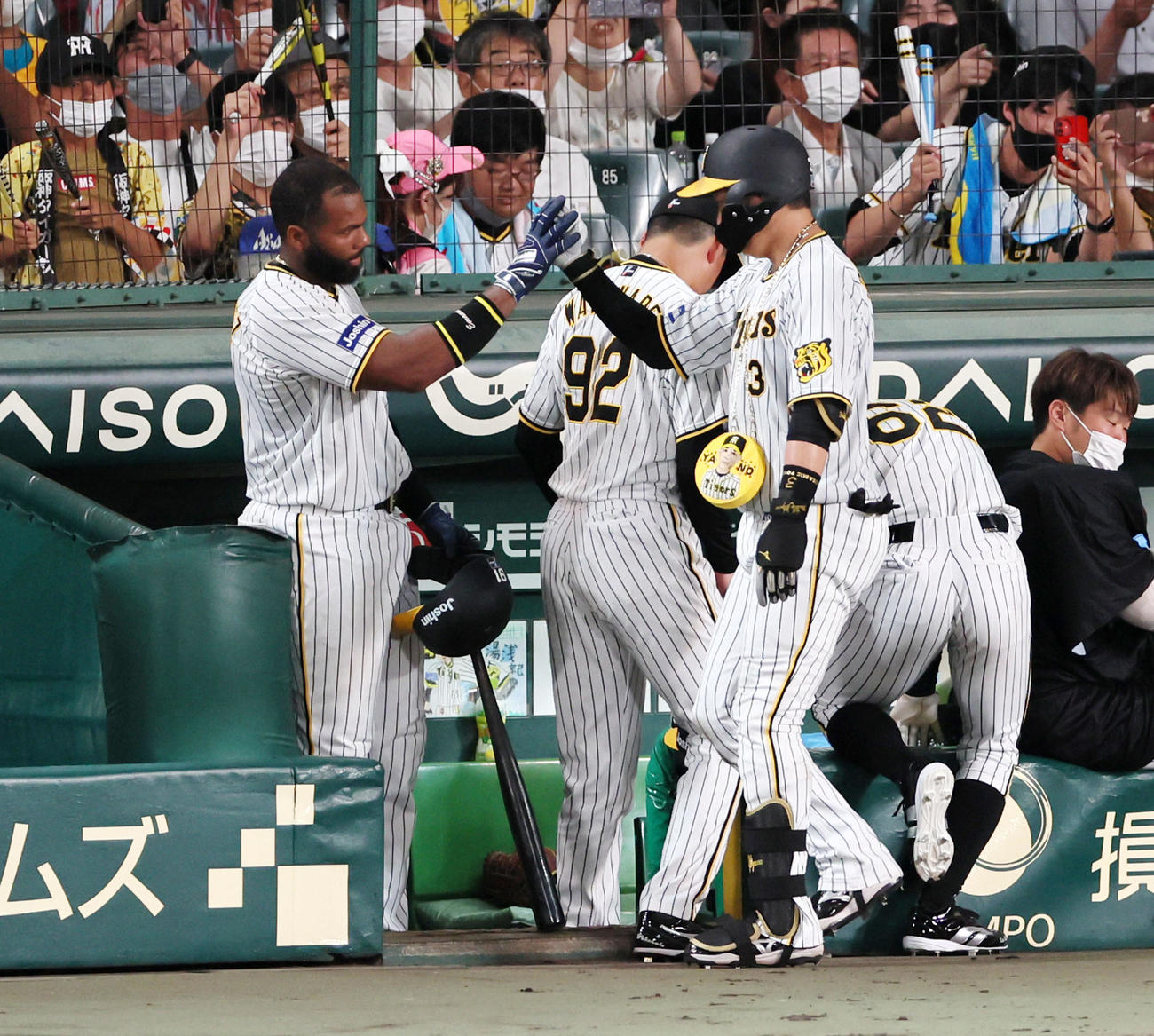 阪神対ヤクルト　8回裏阪神無死、左越えソロ本塁打を放った大山（右）は出迎えのロドリゲスとタッチする（撮影・加藤哉）