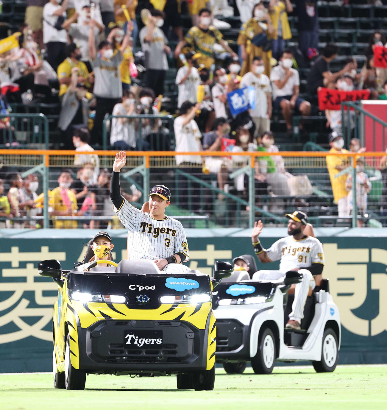 阪神対ヤクルト　ヒーローの大山（左）とロドリゲスはリリーフカーに乗って場内を1周する（撮影・上田博志）
