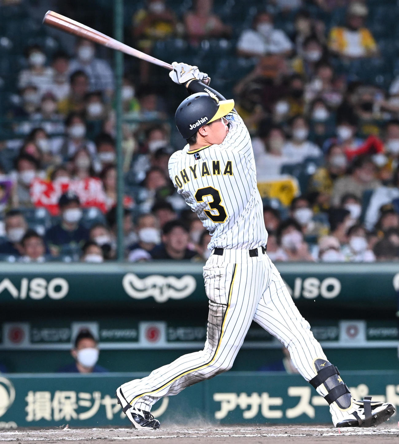 阪神対ヤクルト　8回裏阪神無死、大山は左越え本塁打を放つ（撮影・前岡正明）