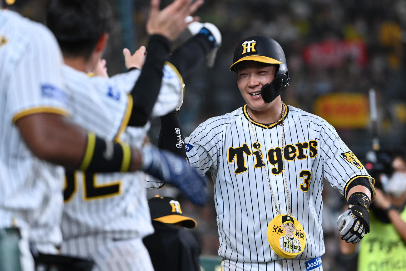 阪神対ヤクルト　8回裏阪神無死、大山は左越え本塁打を放ちナインの祝福に笑顔を見せる（撮影・前岡正明）