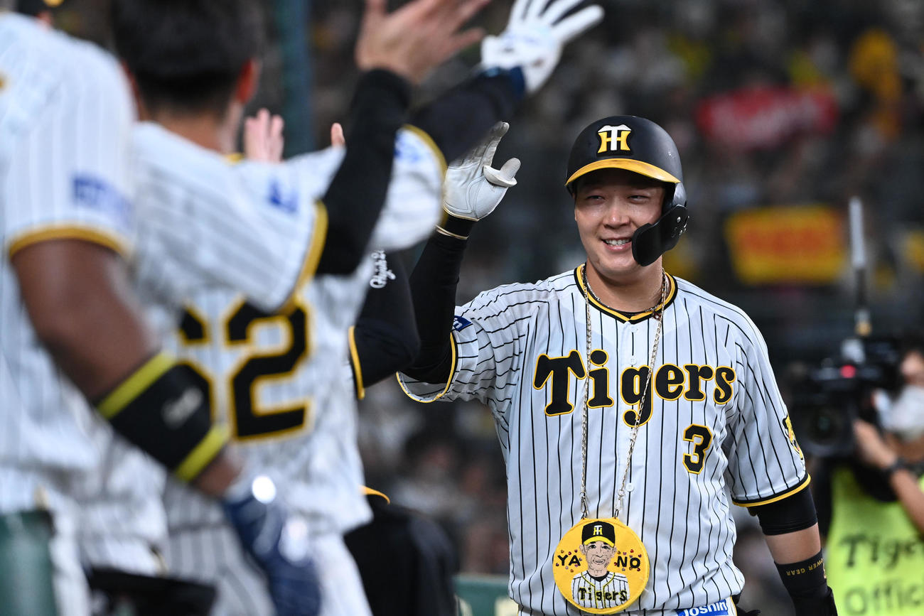 阪神対ヤクルト　8回裏阪神無死、大山は左越え本塁打を放ちナインの祝福に笑顔を見せる（撮影・前岡正明）