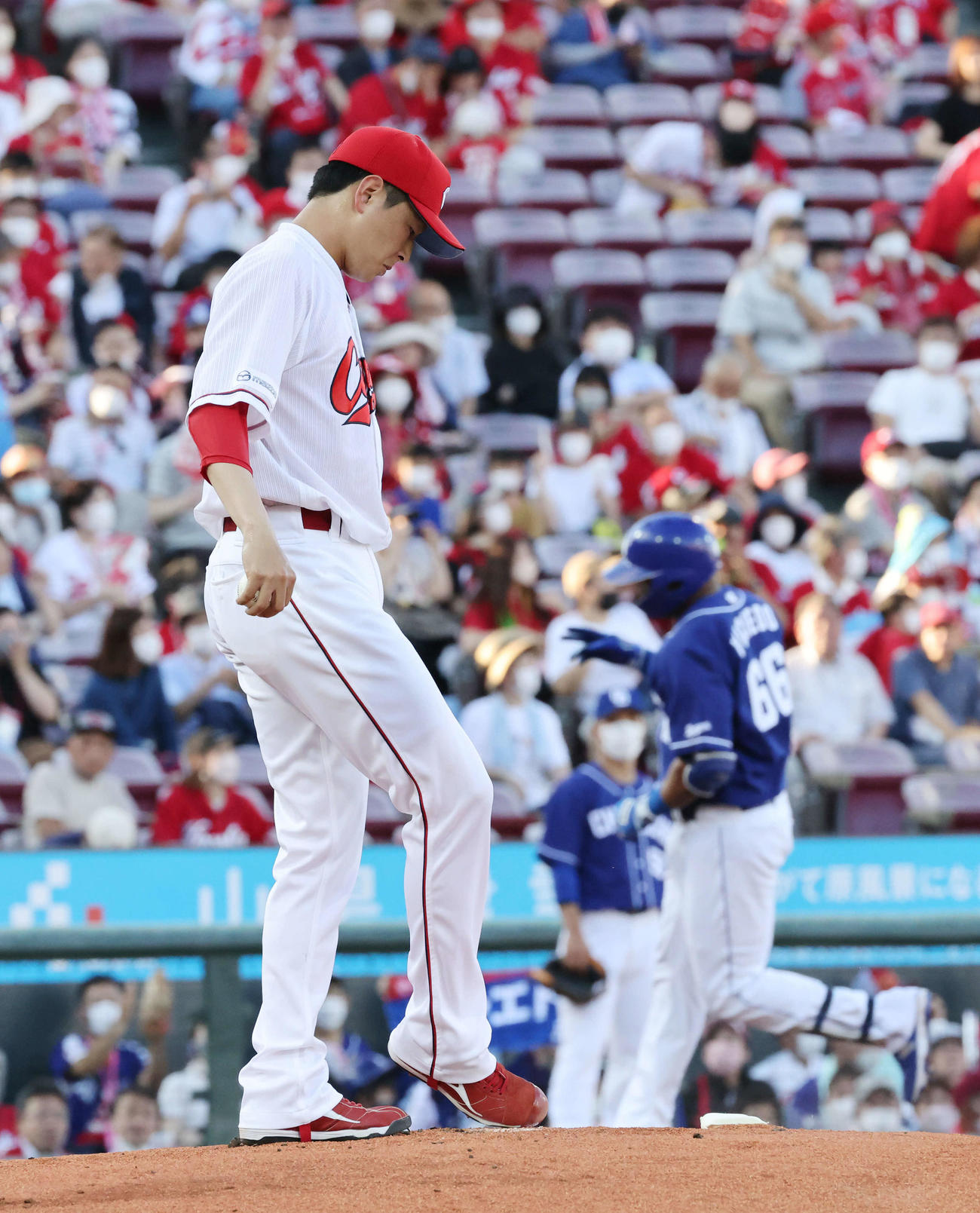広島対中日　1回表中日2死、ビシエド（右）に左越え本塁打を浴びる大瀬良（撮影・加藤孝規）