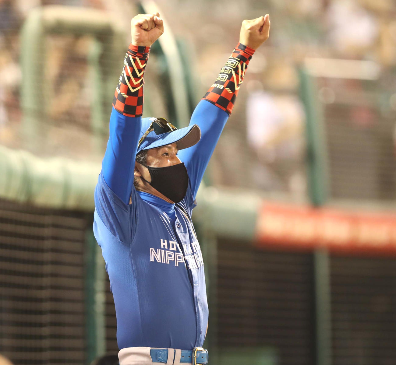 楽天対日本ハム　9回裏、勝利の瞬間ガッツポーズの新庄監督（撮影・黒川智章）