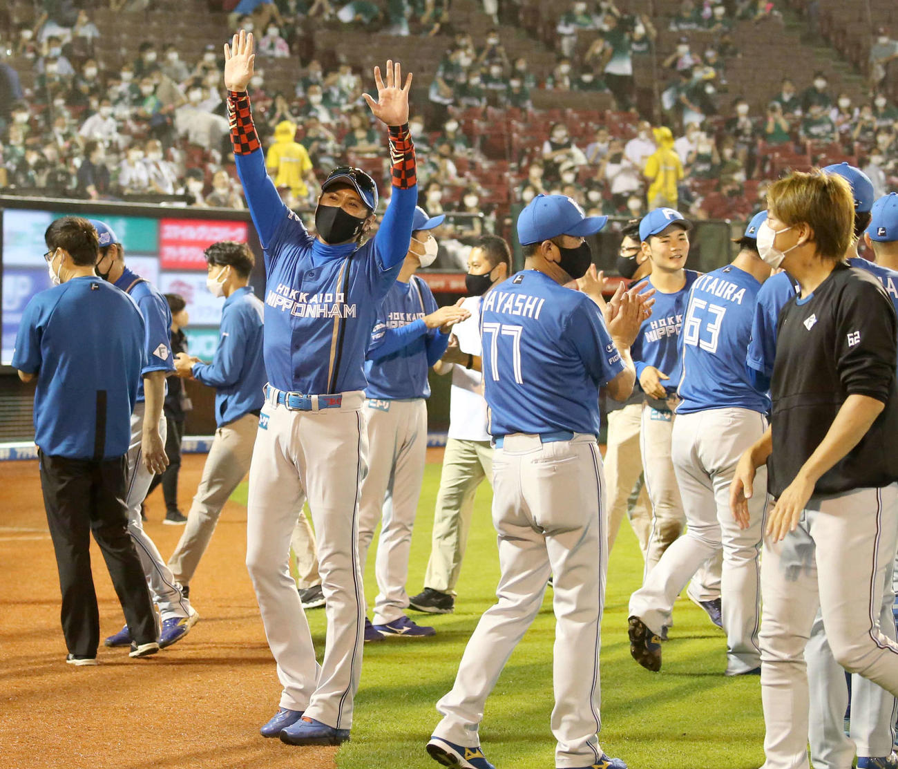 試合後、スタンドに向かって手を振る新庄監督（撮影・黒川智章）