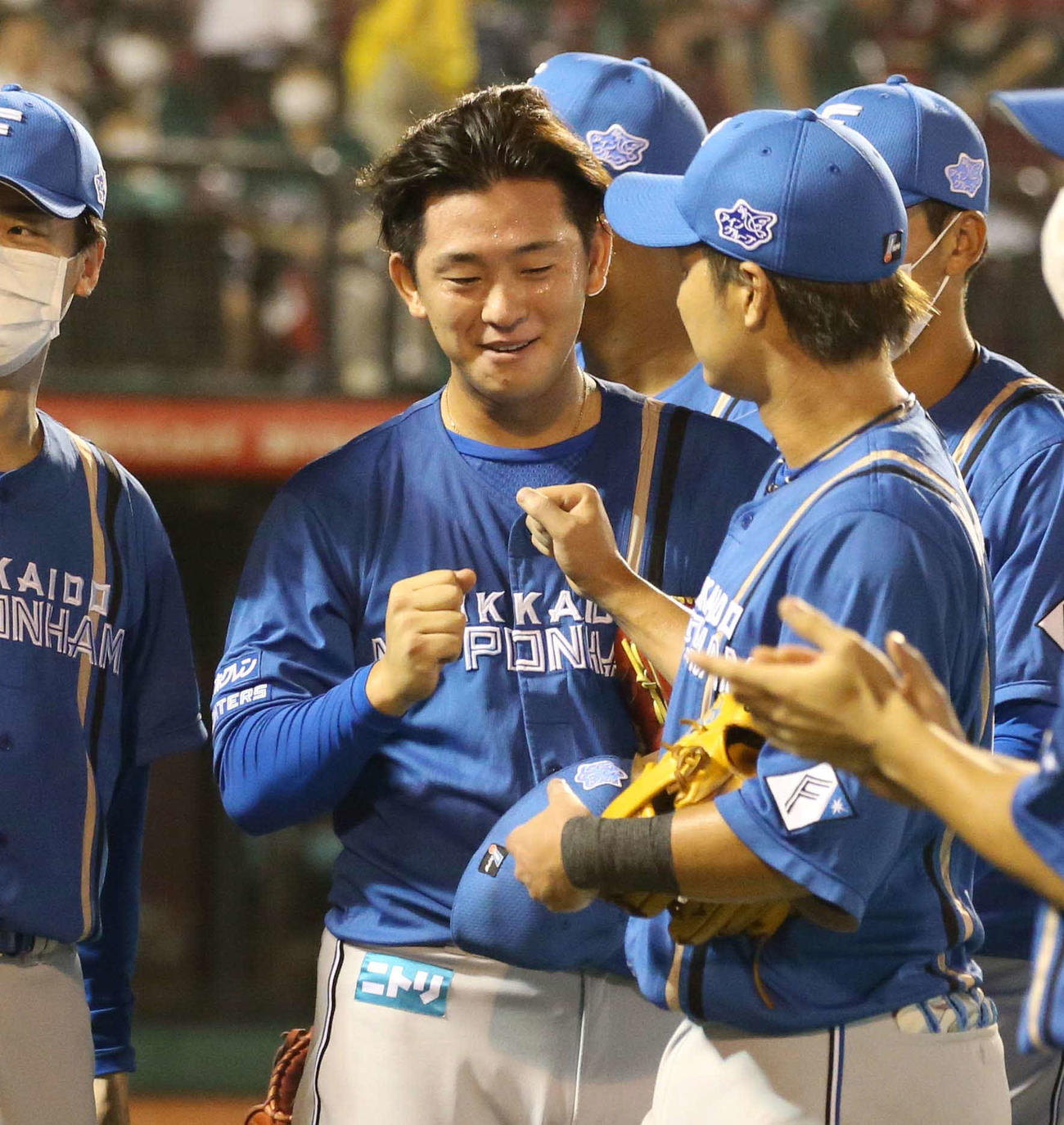 プロ初セーブを挙げ祝福される北浦竜次（撮影・黒川智章）