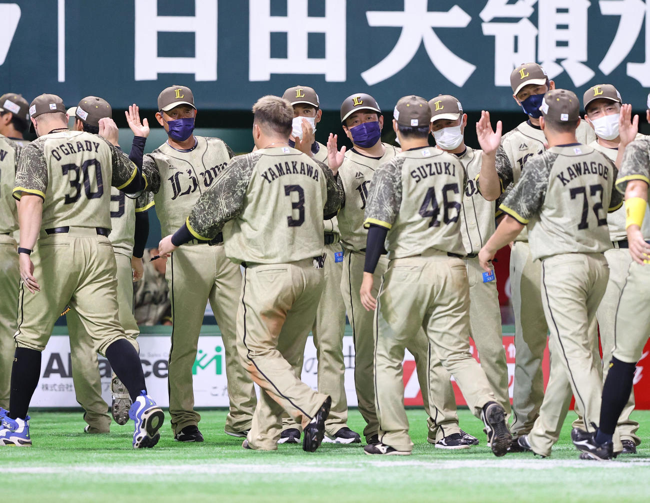 ソフトバンク対西武　ソフトバンクに勝利しナインを出迎える辻発彦監督（撮影・梅根麻紀）
