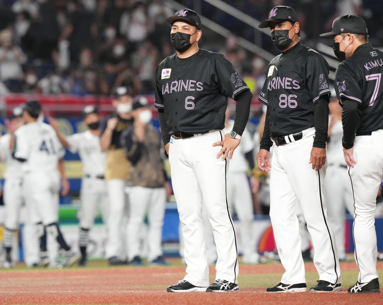 ロッテ対オリックス　オリックスに敗れ整列するロッテ井口監督（左）（撮影・鈴木みどり）