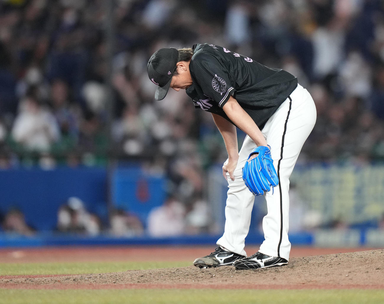 ロッテ対オリックス　9回表オリックス無死一、二塁、杉本に左越え3点本塁打を浴び、肩を落とす益田（撮影・鈴木みどり）