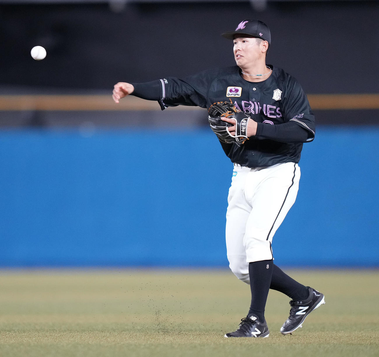 ロッテ対オリックス　12回表オリックス2死二塁、福田の打球を一塁へ悪送球し、決勝点を献上する二塁手中村奨（撮影・鈴木みどり）