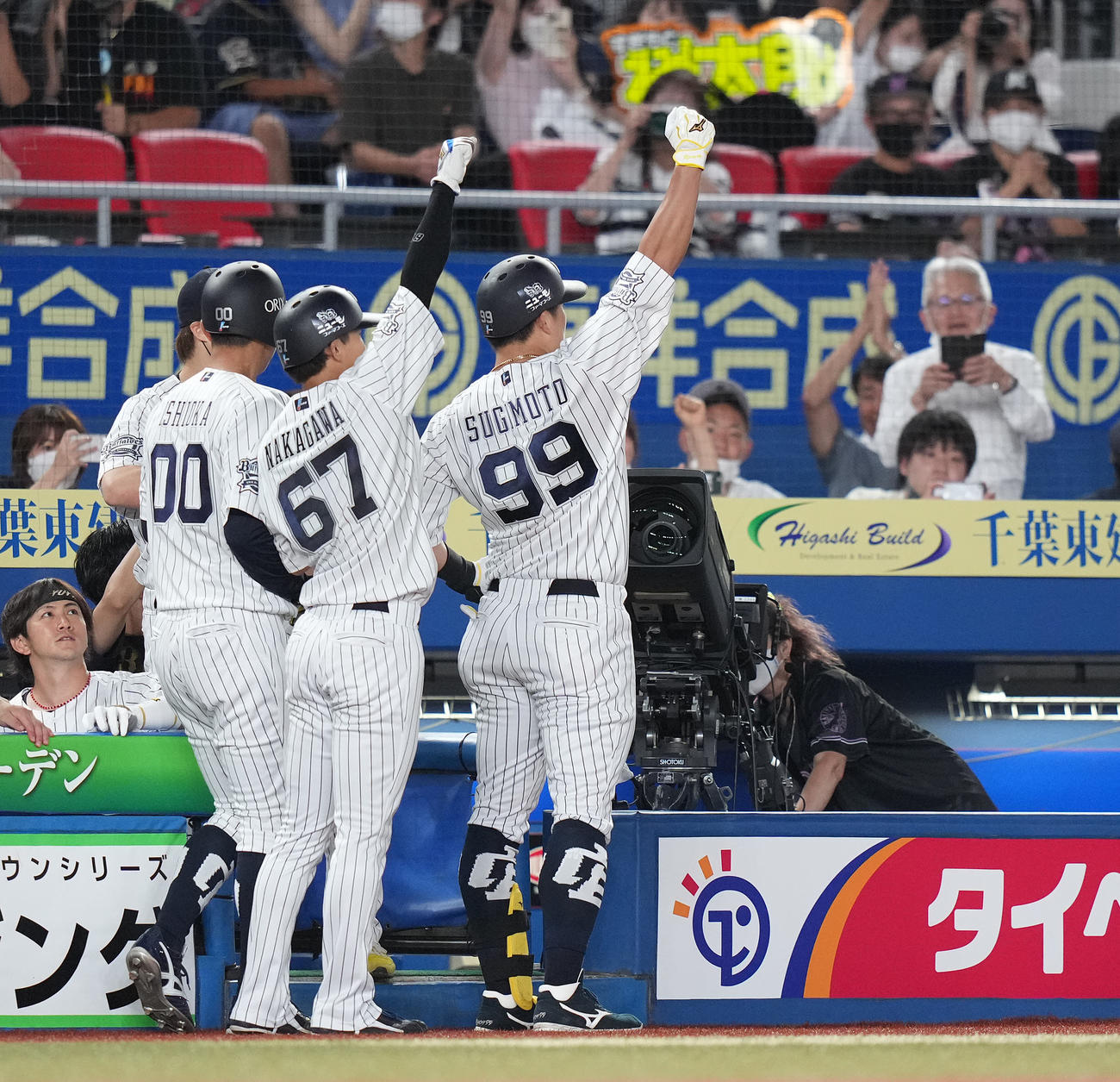 ロッテ対オリックス　9回表オリックス無死一、二塁、左越え3点本塁打を放った杉本は昇天ポーズ（撮影・鈴木みどり）