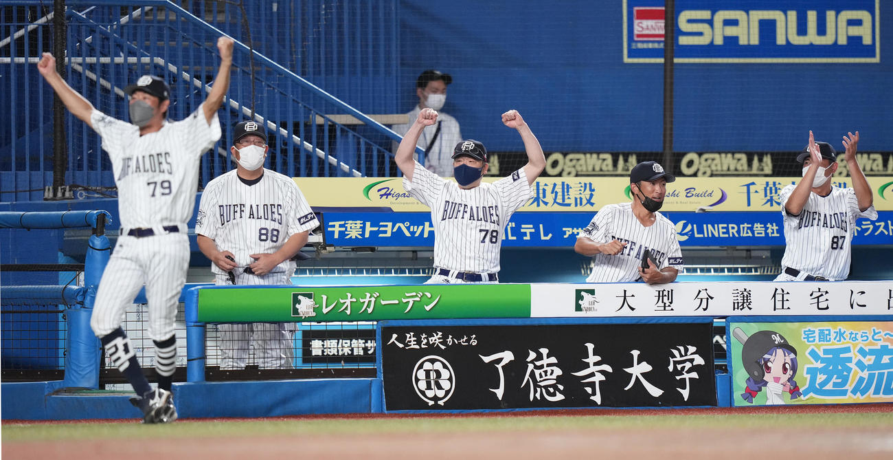 ロッテ対オリックス　12回表オリックス2死二塁、福田の打球を二塁手中村奨が悪送球し二塁走者小田が生還し、ガッツポーズする中嶋監督（中央）（撮影・鈴木みどり）