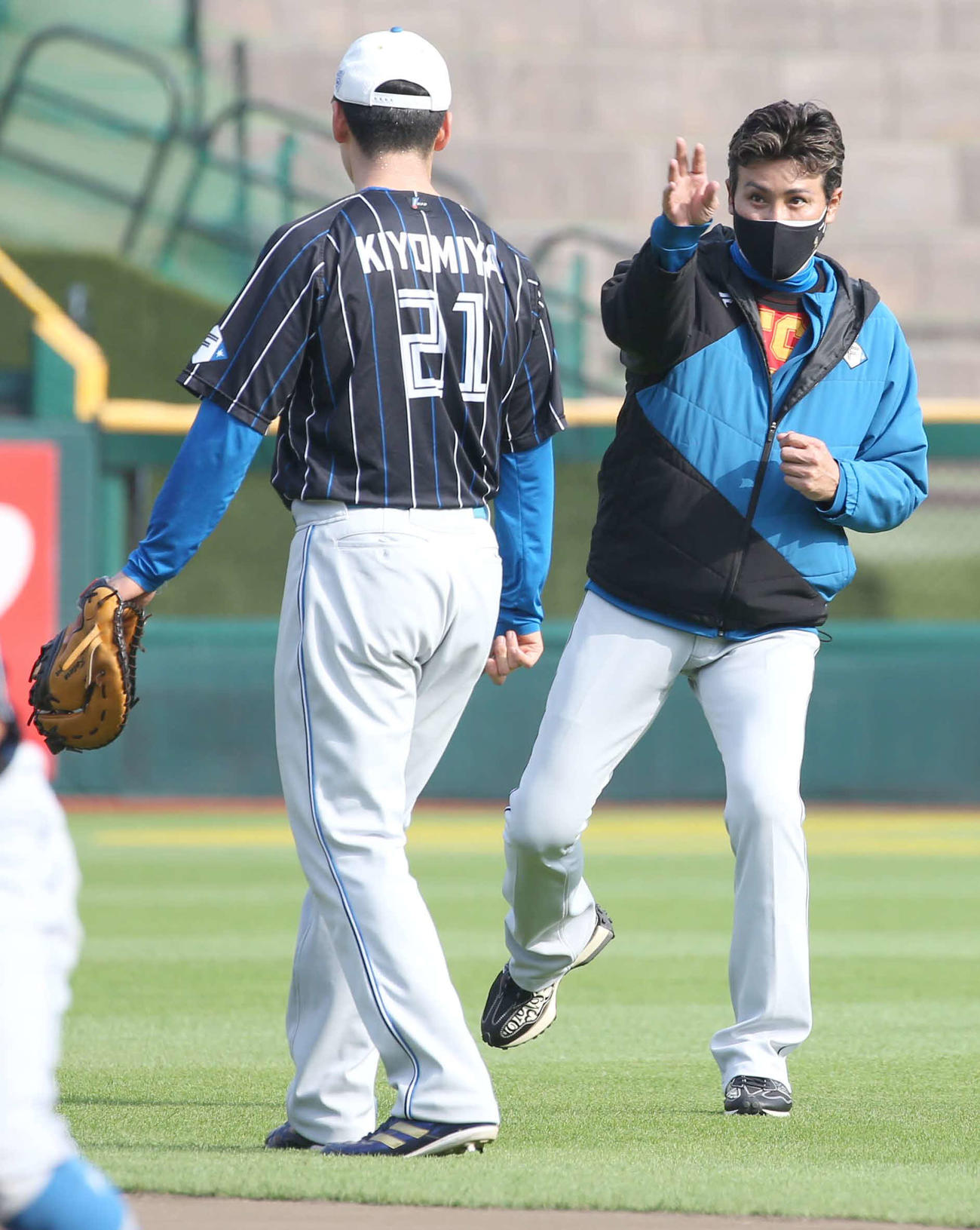 楽天対日本ハム　試合前練習で清宮（左）と話す新庄監督（撮影・黒川智章）