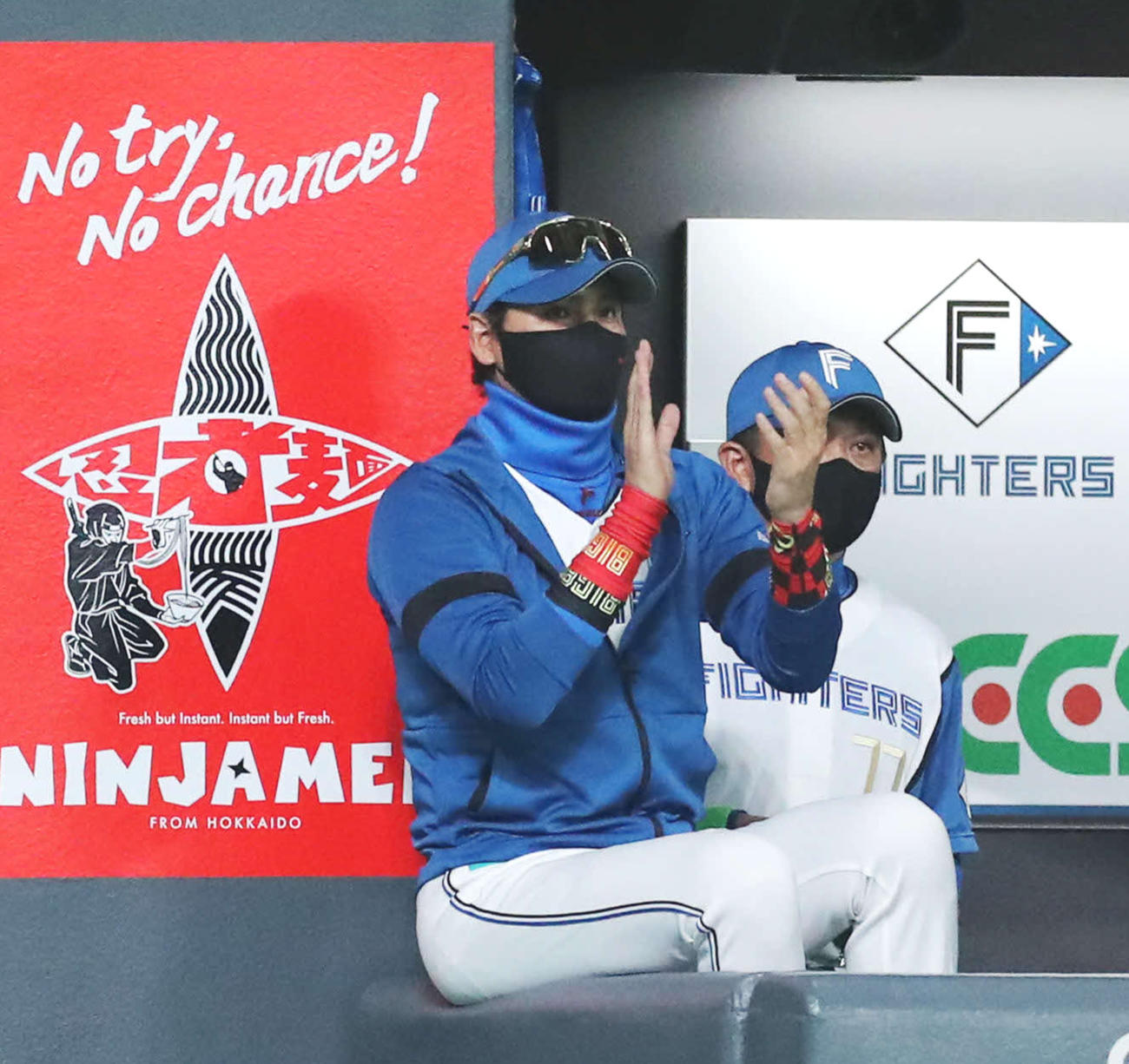 拍手する新庄監督（2022年5月撮影）
