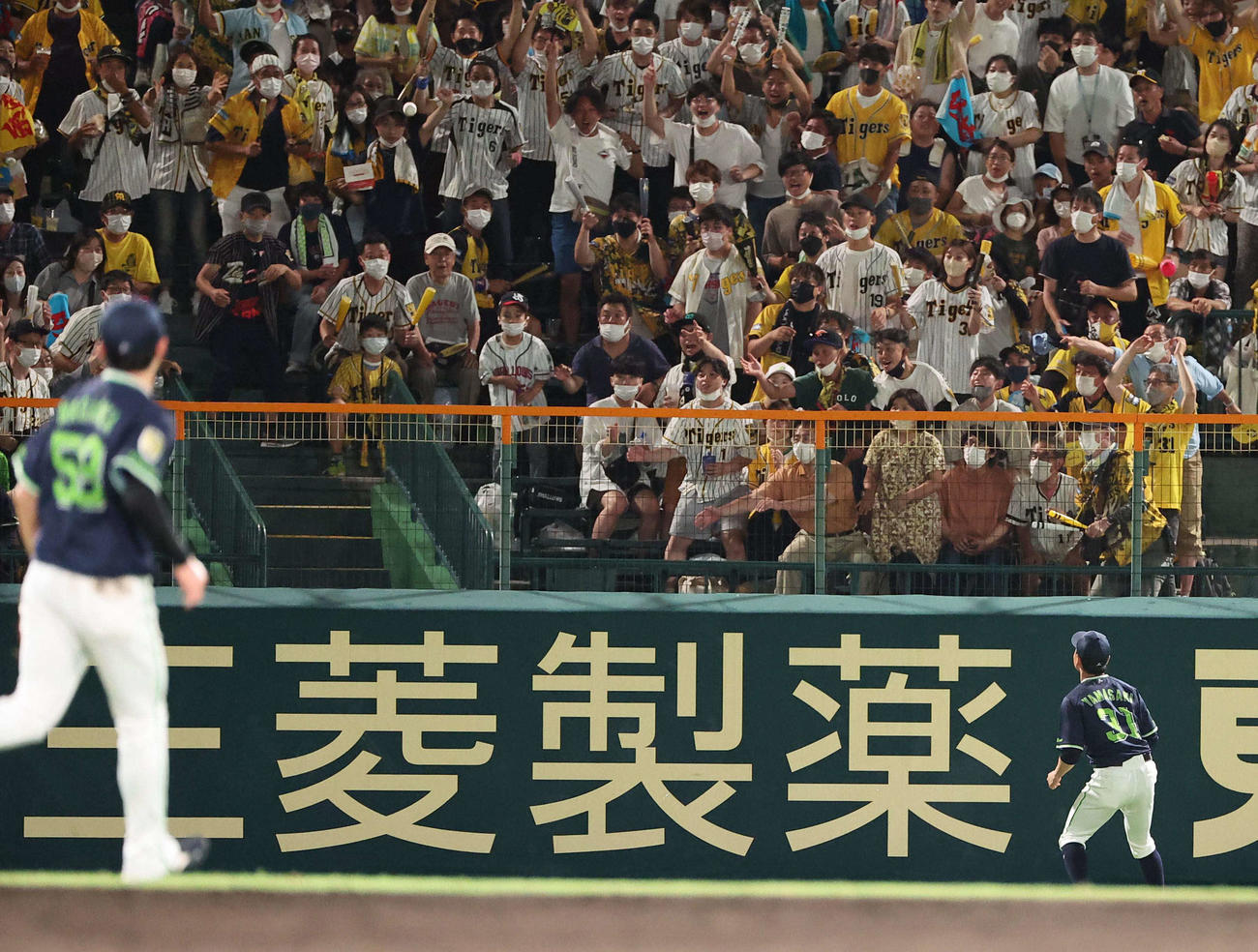阪神対ヤクルト　5回裏阪神無死、佐藤輝の左越えソロ本塁打の着弾点（撮影・上田博志）