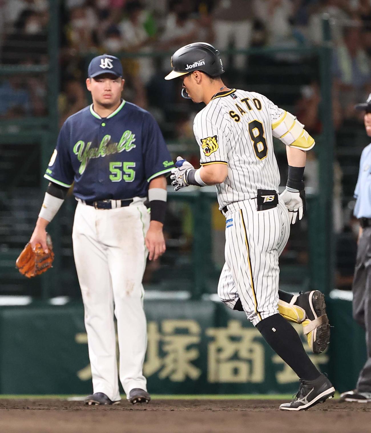 阪神対ヤクルト　5回裏阪神無死、佐藤輝は左越えソロ本塁打を放つ。左は村上（撮影・上田博志）