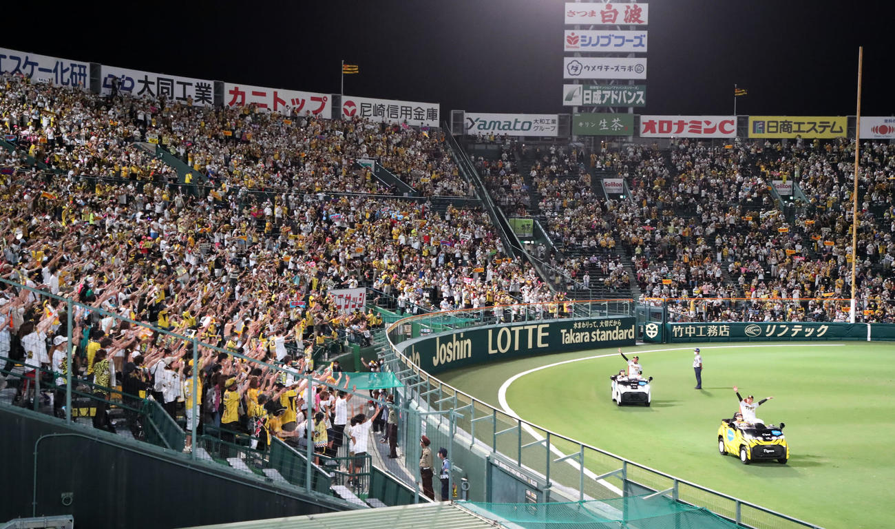 阪神対ヤクルト　ヒーローインタビューを終えリリーフカーで場内1周する糸原（右）と才木（撮影・加藤哉）