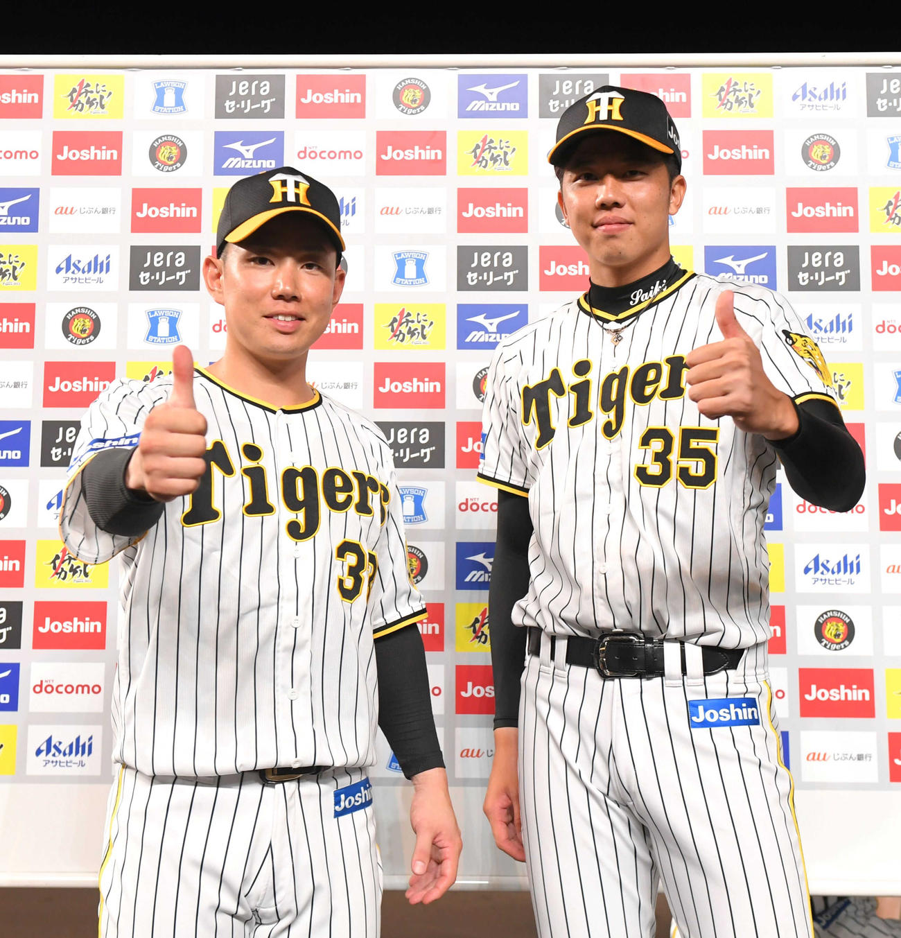 阪神対ヤクルト　お立ち台でポーズをとる阪神糸原（左）と阪神才木（代表撮影）