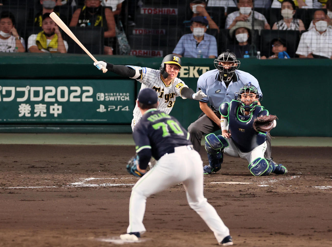 阪神対ヤクルト　4回裏阪神2死一、二塁、糸原は中前適時打を放つ。投手は小沢（撮影・加藤哉）