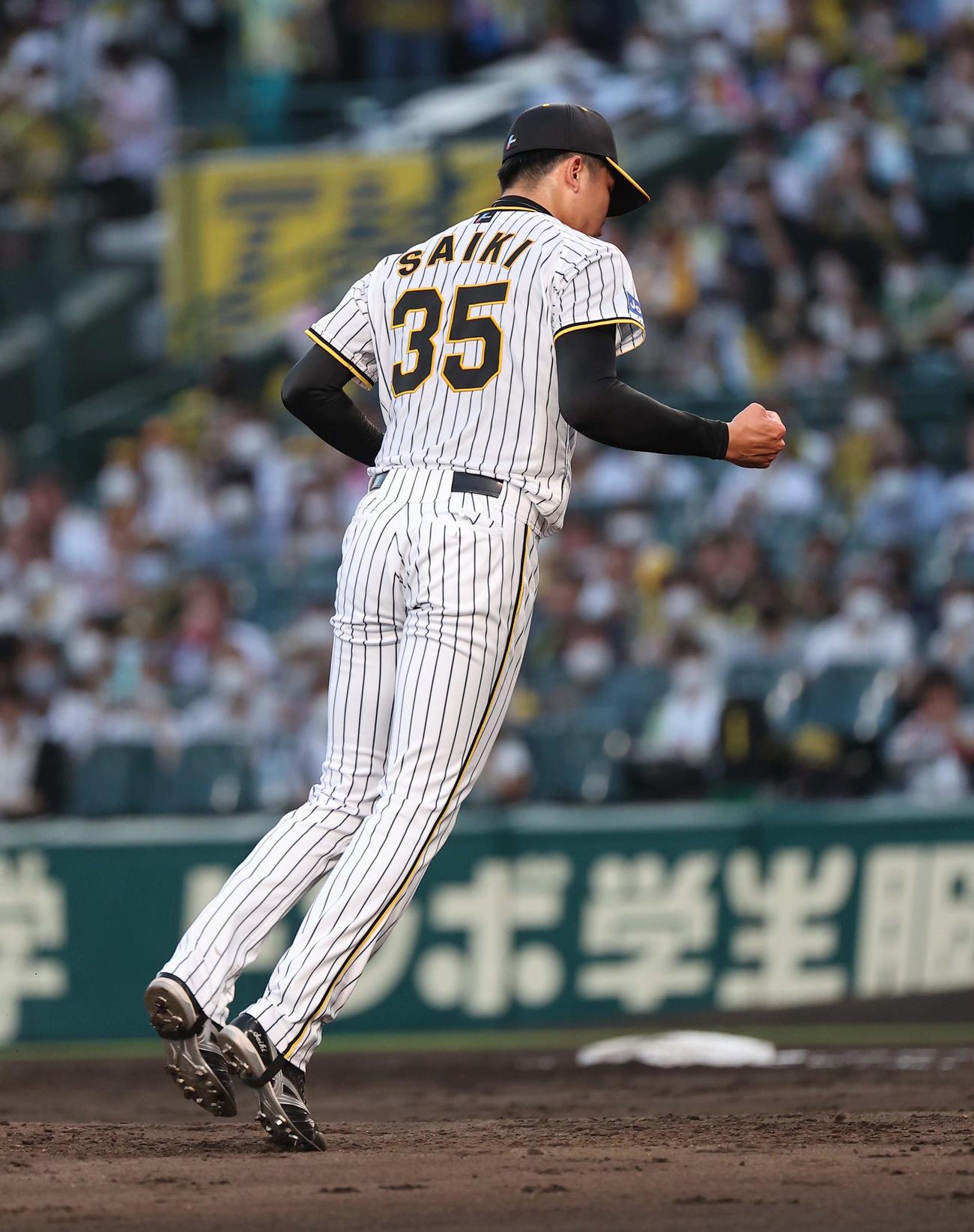 阪神対ヤクルト　3回表先発2死二、三塁、才木は山崎から三振を奪いガッツポーズする（撮影・上田博志）