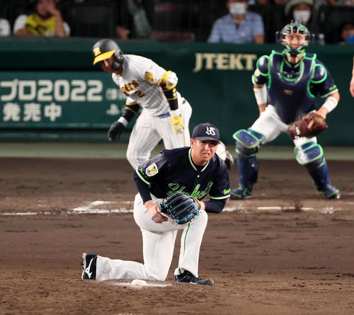 阪神対ヤクルト　4回裏阪神2死満塁、小沢は梅野に中前適時打を打たれ失点（撮影・加藤哉）