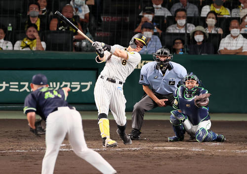 阪神対ヤクルト　5回裏阪神無死、佐藤輝は左越え本塁打を放つ。投手は大西（撮影・加藤哉）