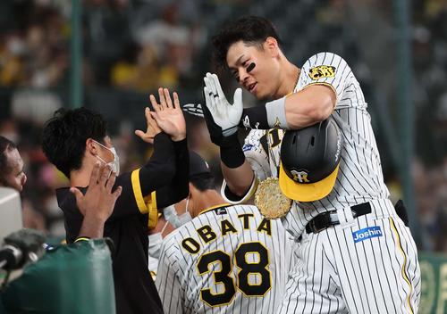阪神対ヤクルト　5回裏阪神無死、佐藤輝は左越えソロ本塁打を放つ。左は村上（撮影・上田博志）