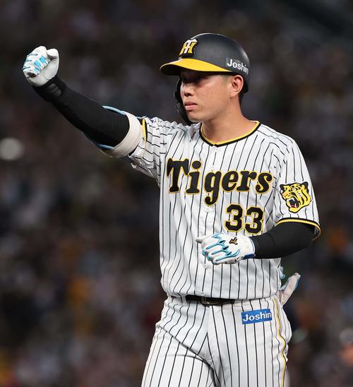 阪神対ヤクルト　4回裏阪神2死一、二塁、糸原は中前に適時打を放ちガッツポーズをする（撮影・上田博志）
