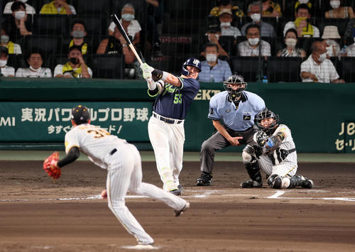 阪神対ヤクルト　6回表ヤクルト2死二塁、村上は中越え2点本塁打を放つ。投手は才木（撮影・加藤哉）