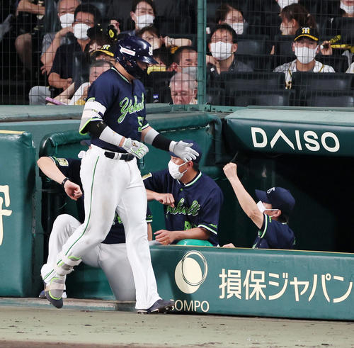 阪神対ヤクルト　6回表ヤクルト2死二塁、高津監督は中越え2点本塁打を放った村上（左）とタッチする（撮影・加藤哉）