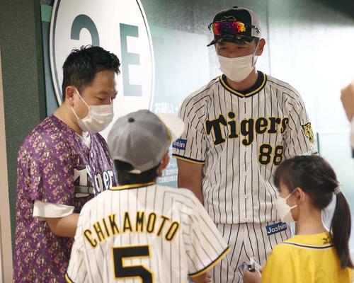 阪神対ヤクルト　甲子園球場を訪れたダイアン津田（左）と話す矢野監督（撮影・上田博志）