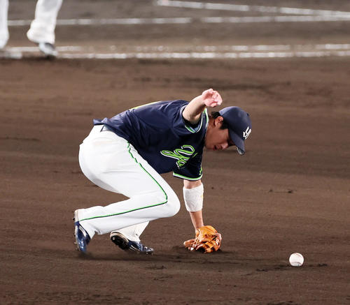 阪神対ヤクルト　6回裏阪神2死、山田は近本の打球をエラーする（撮影・加藤哉）