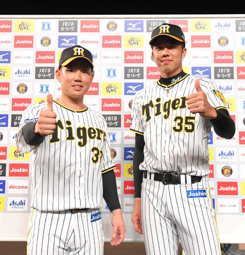 阪神対ヤクルト　お立ち台でポーズをとる阪神糸原（左）と阪神才木（代表撮影）