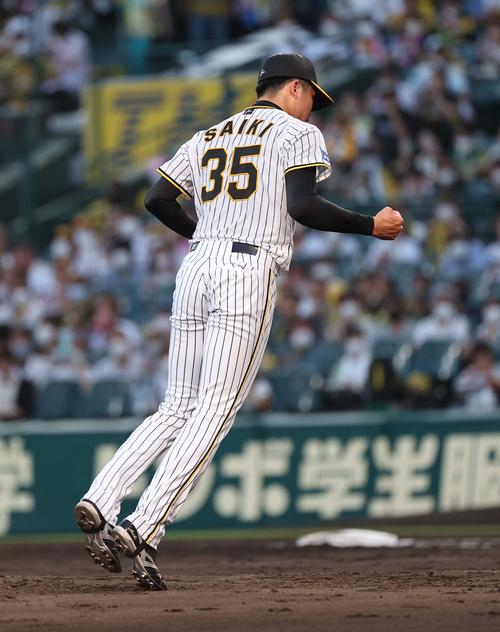 阪神対ヤクルト　3回表先発2死二、三塁、才木は山崎から三振を奪いガッツポーズする（撮影・上田博志）