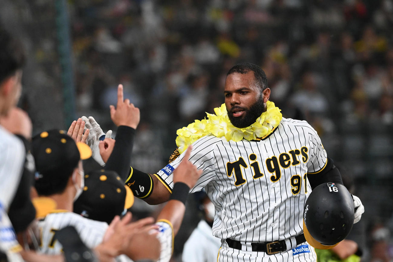 4回裏阪神無死、ロドリゲスは左越え本塁打を放ちナインの祝福を受ける（撮影・前岡正明）