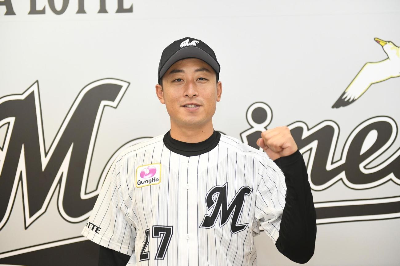 ヤクルトからロッテへトレード加入し、ZOZOマリンで入団会見を行った坂本