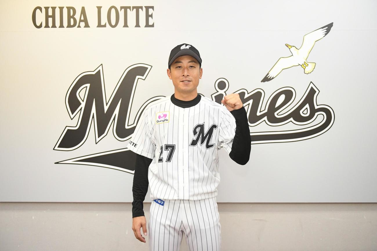 ヤクルトからロッテへトレード加入し、ZOZOマリンで入団会見を行った坂本