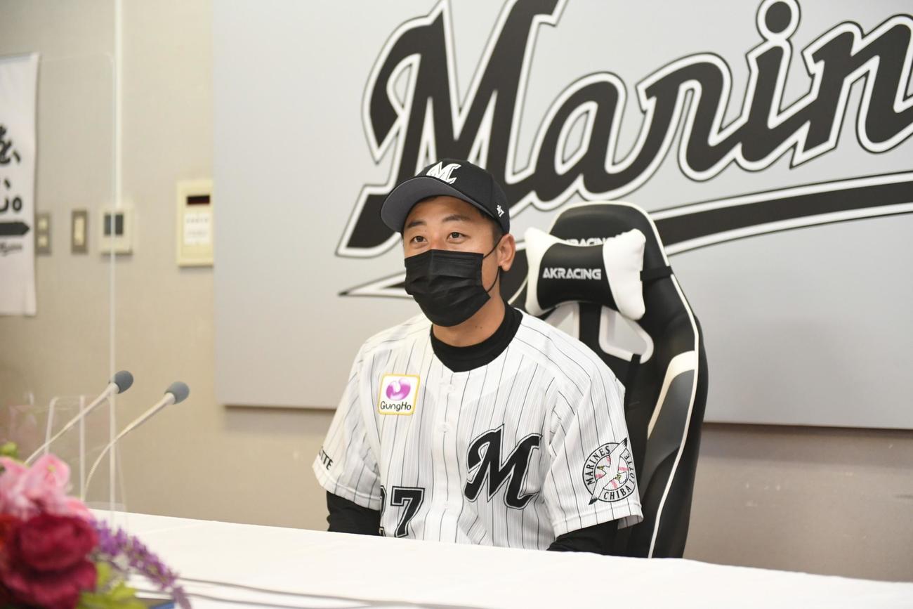 ヤクルトからロッテへトレード加入し、ZOZOマリンで入団会見を行った坂本