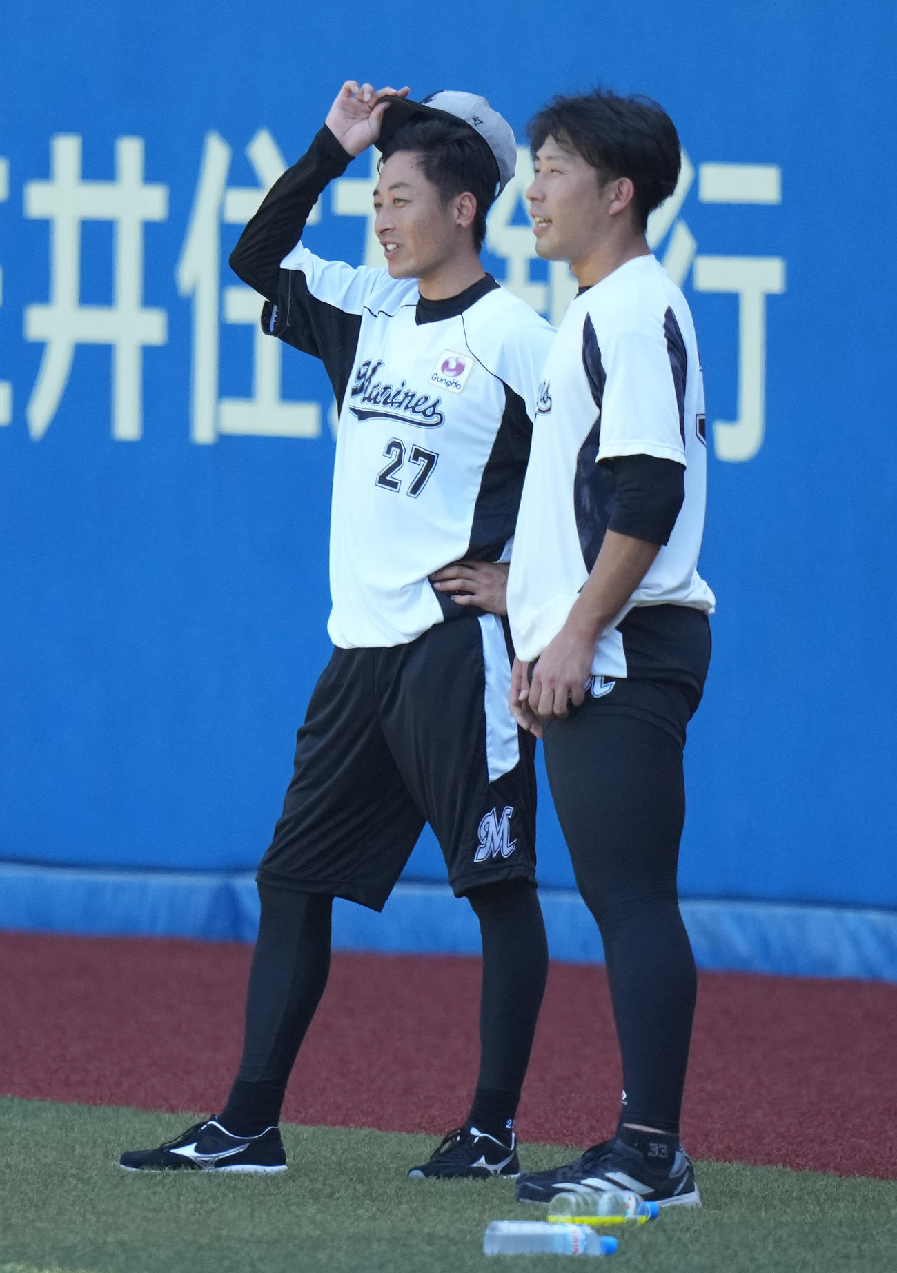 ロッテ対オリックス　試合前練習で八木彬（右）と談笑するロッテ坂本（撮影・鈴木みどり）