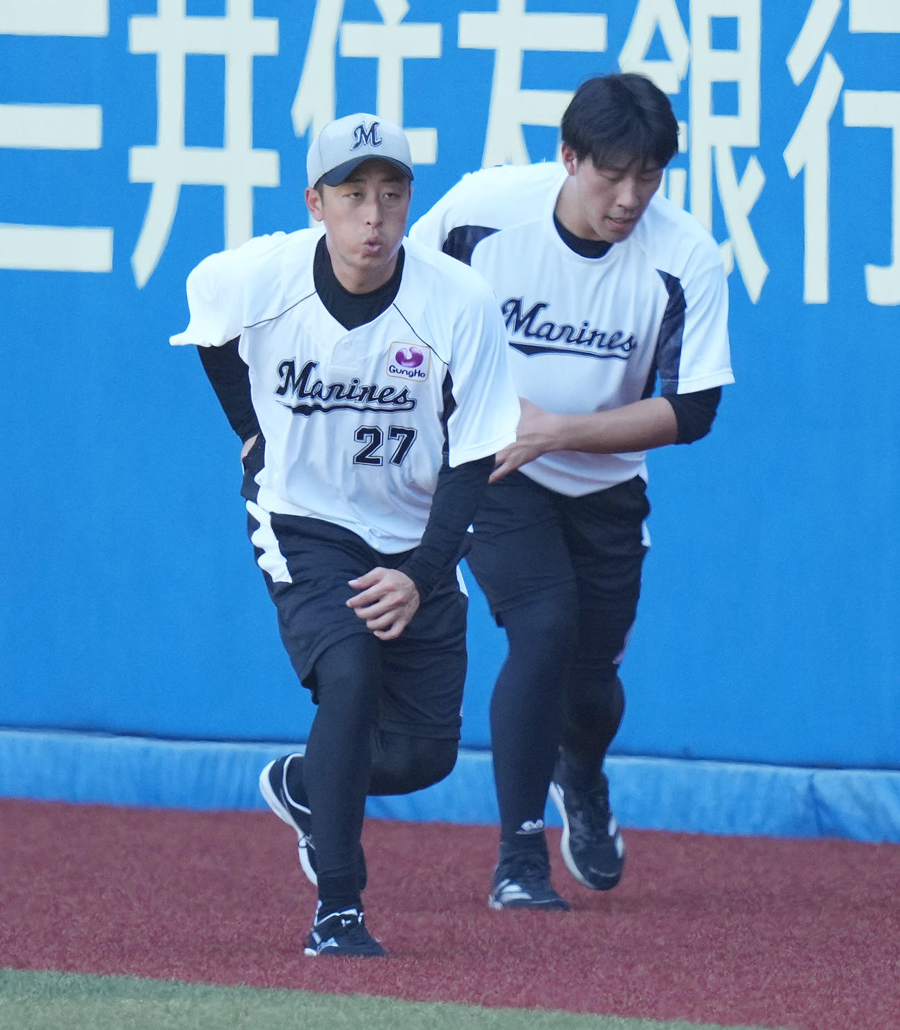 ロッテ対オリックス　試合前練習で汗を流すロッテ坂本。右は八木（撮影・鈴木みどり）
