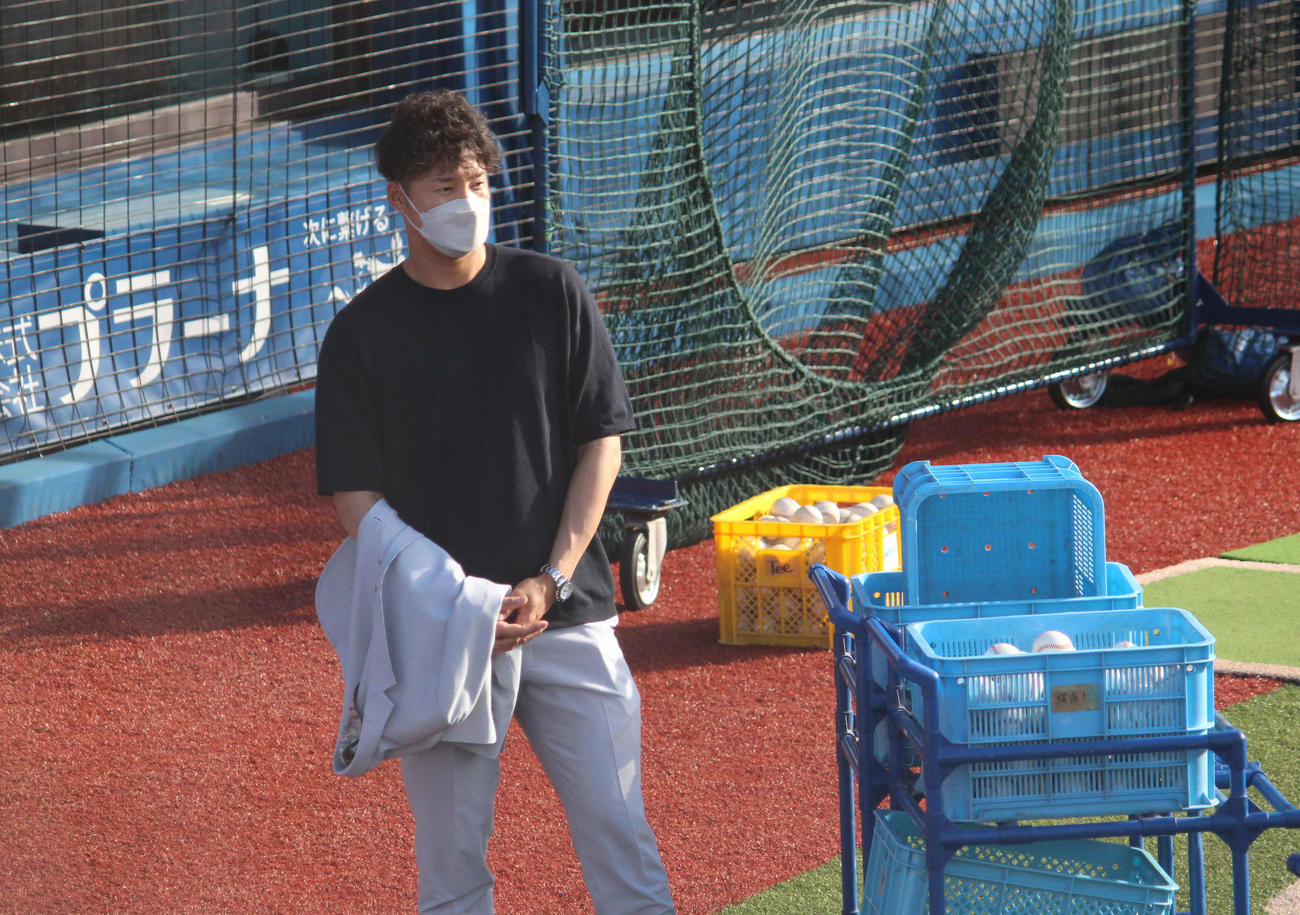 横浜スタジアムでの全体練習前にあいさつに訪れた楽天からDeNAにトレード移籍した森原（撮影・久保賢吾）